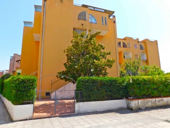 Scalea Apartment with Garden